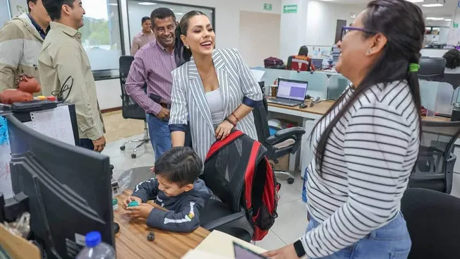 Evelyn Salgado visita oficinas de Obras Públicas y reconoce a trabajadores de Guerrero