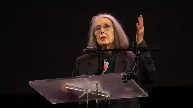 El Nobel de Anne Carson pone a prueba los criterios con que la crítica celebra la innovación y consagra a sus autores.