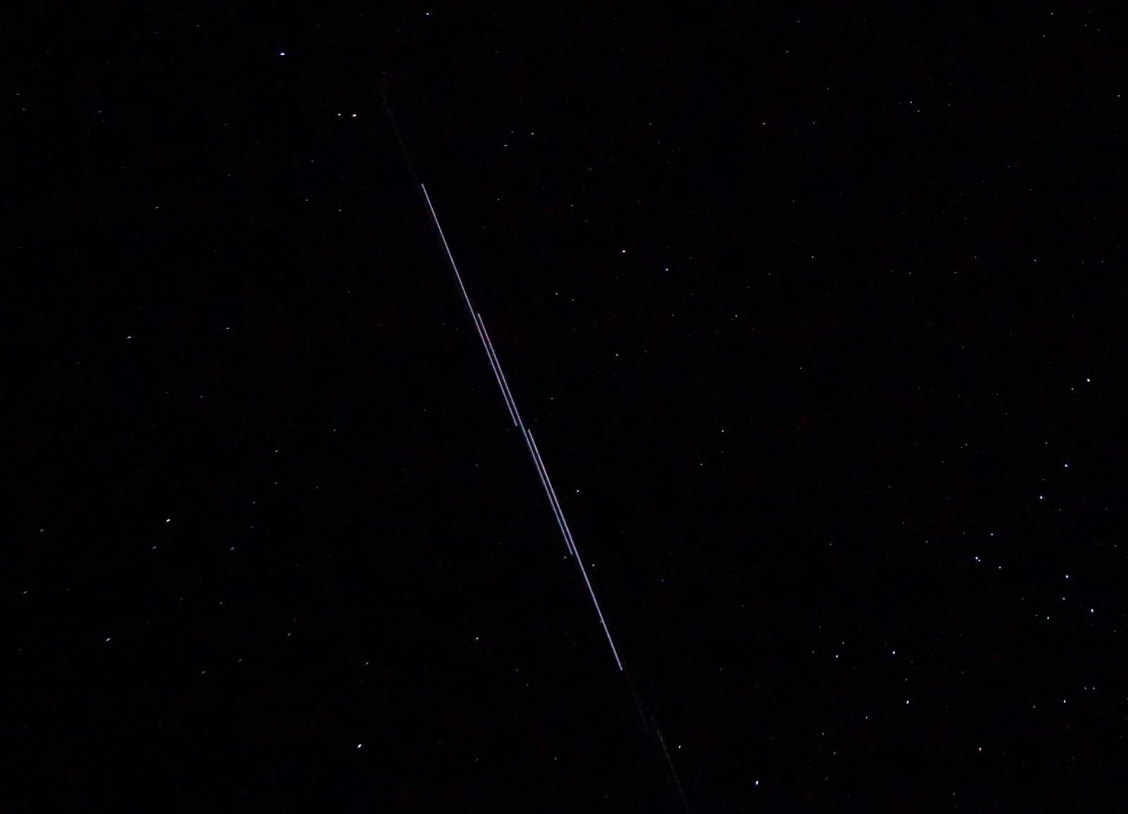 2019 年 5 月 26 日新墨西哥州夜空中，首批 Starlink 衛星連成一條直線的長曝光照片