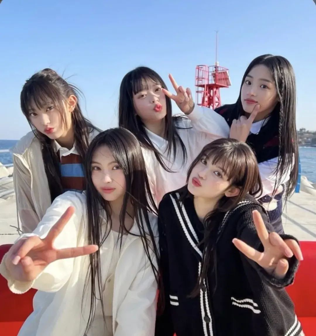 NewJeans 全員回歸，HYBE 股價暴漲 8.93%！1年抗爭換來4000億違約金壓力