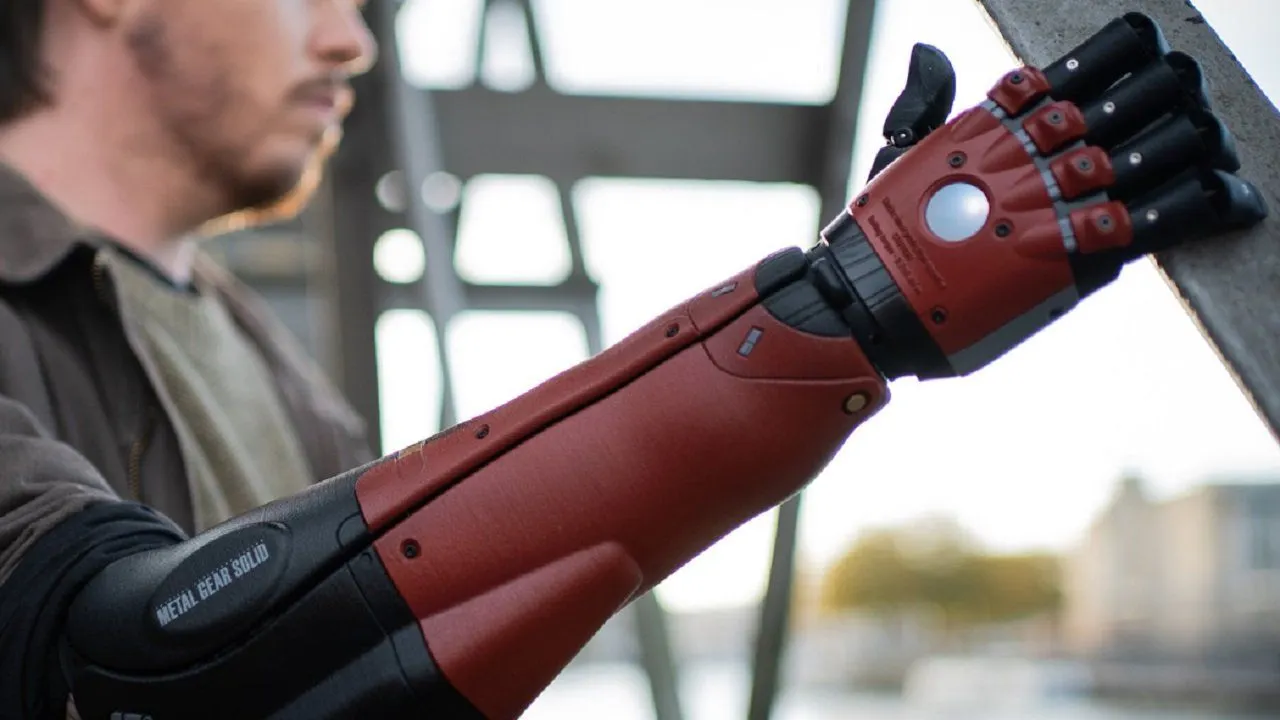 Amputee gets a Venom Snake bionic arm that looks bad ass