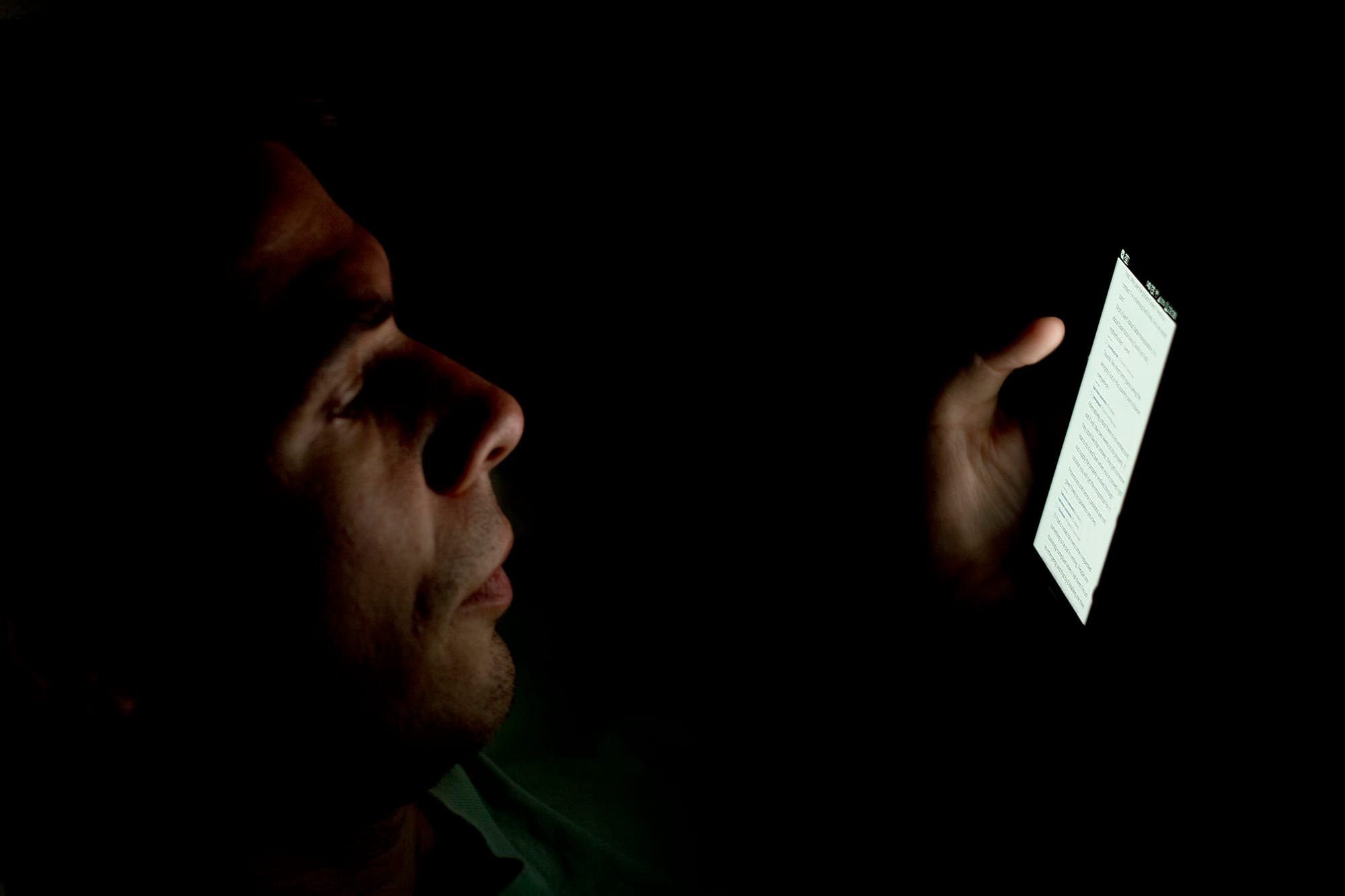 Elites Need Some Emotional Distance from Social Media