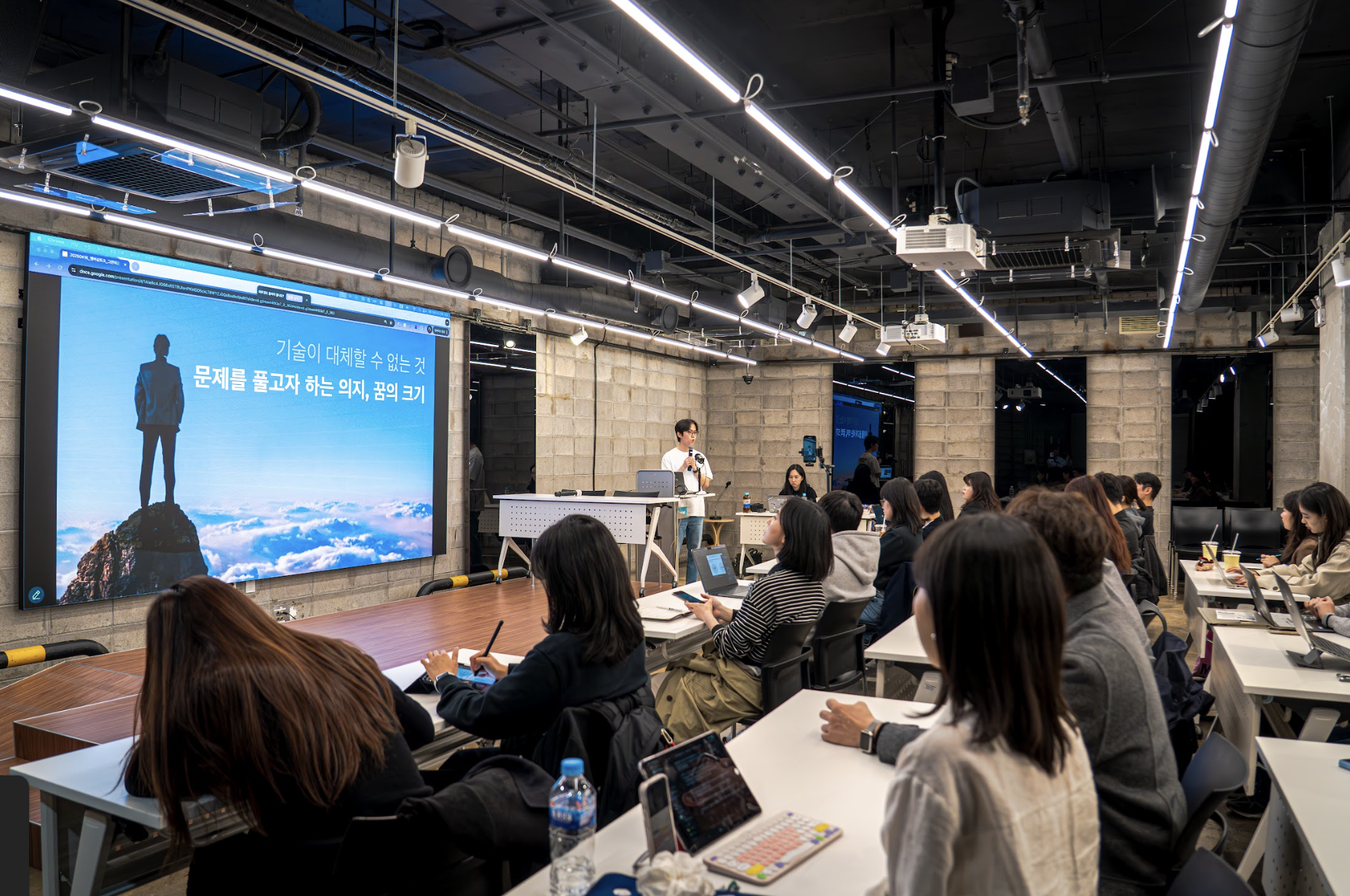 하이아웃풋클럽 멤버십토크 이동진님 토크 중