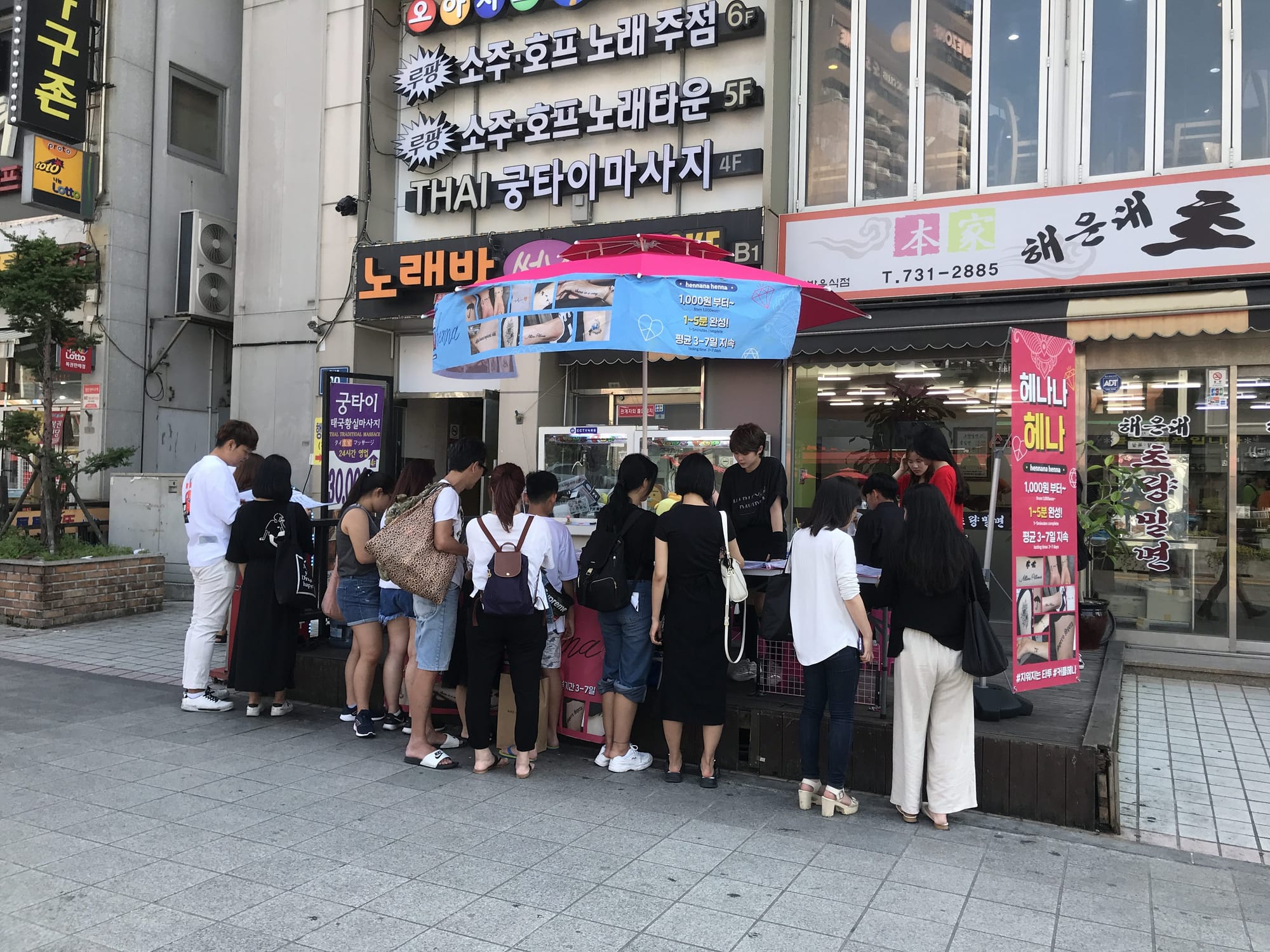 모어님에게 이때 처음으로 ‘팔리는 것’, 시장성을 고려한 디자인에 대해 생각해보았던 경험이 되었던 대학시절 헤나 판매기