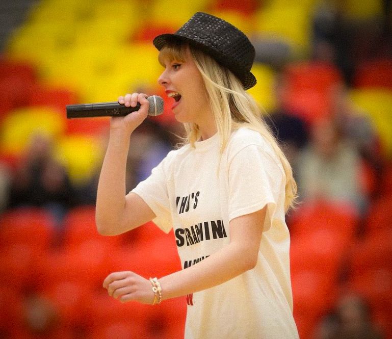 We’ve got Taylor Swift at home: U of C’s very own Taylor Swift impersonator