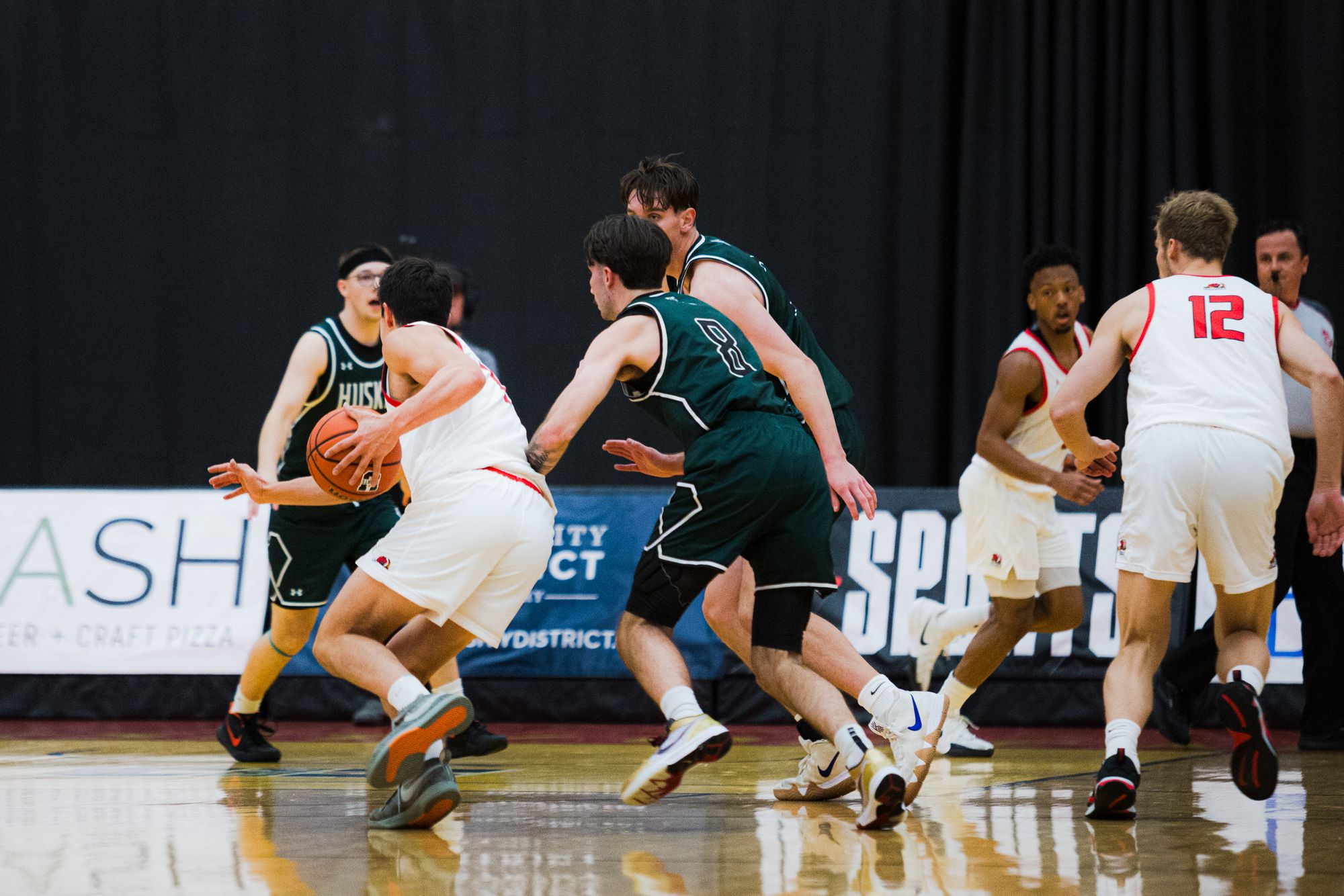 Dinos men’s basketball opens season with undefeated weekend