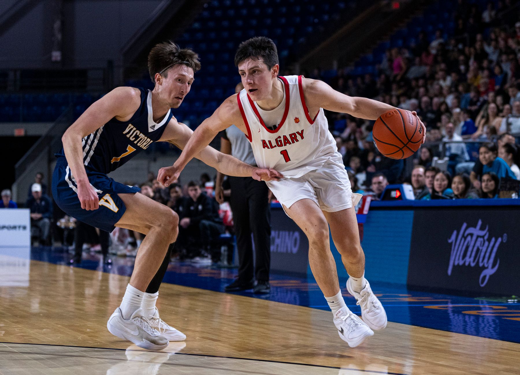 Weekend split for the men's basketball team