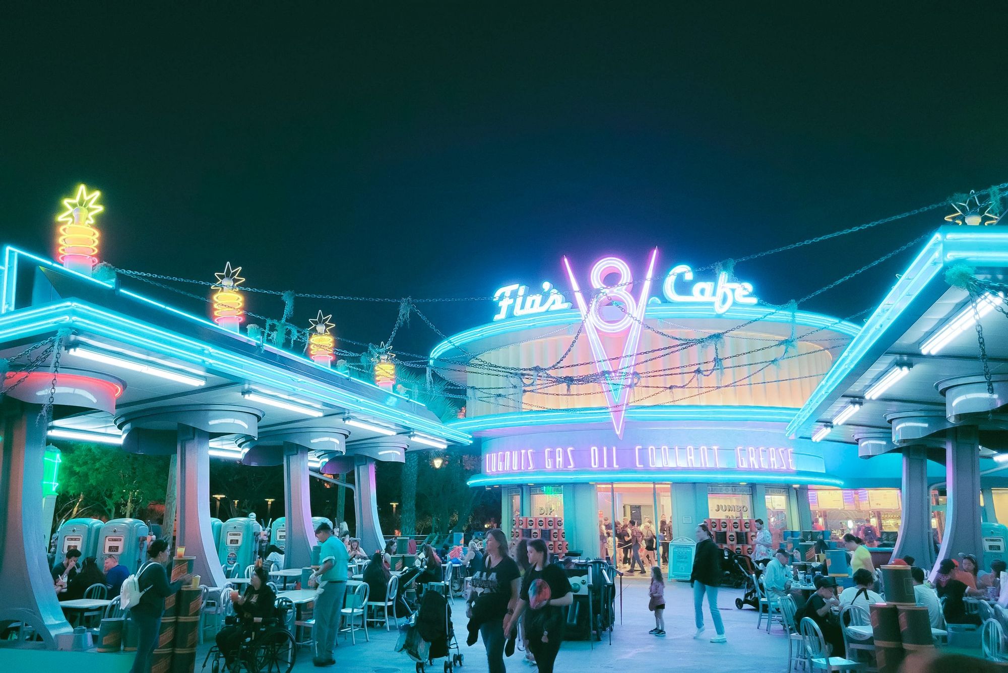 Neon and night feature: Ramiro Bustamante Torres