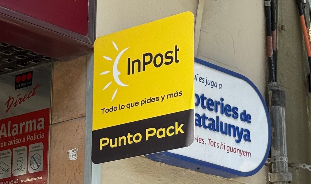InPost, Barcelona edition: outside a local tabac.