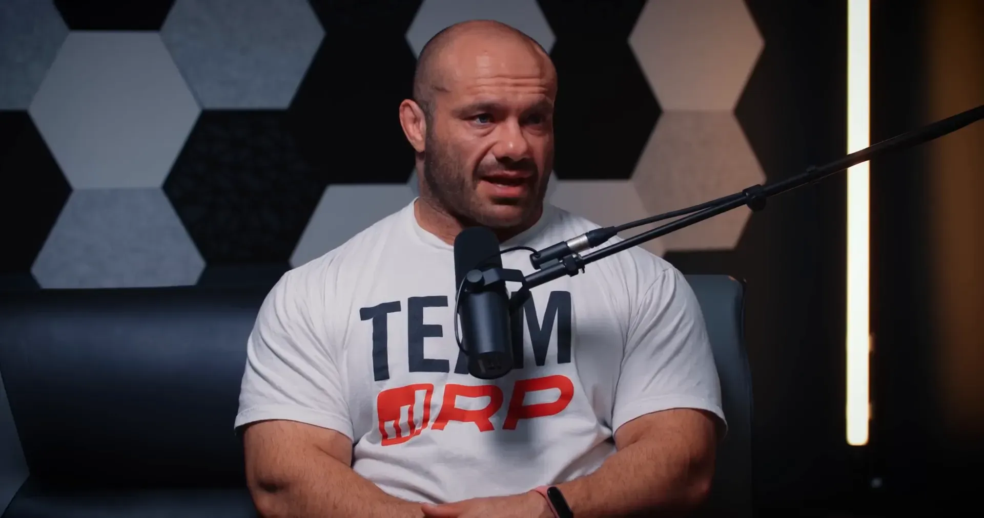 Cable flexion rows demonstration