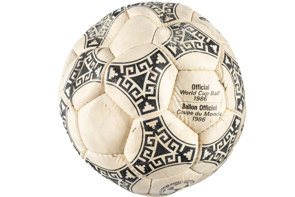 Subastan en usd 3.35 millones el balón de la 'mano de Dios'