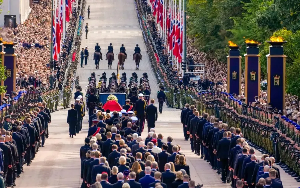 Dan miles el último adiós              al rey Harald V de Noruega