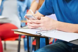 Publican decreto para restringir                                               el uso de celulares en escuelas