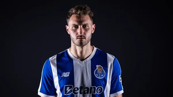Firma Santi Giménez                                  con el Porto de Portugal