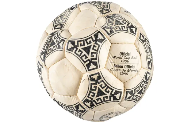 Subastan en usd 3.35 millones el balón de la 'mano de Dios'