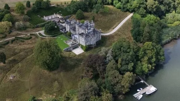 Compra Mark Zuckerberg  suntuoso castillo en Irlanda