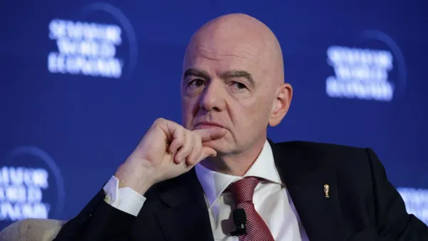 Retira Federación Italiana           su confianza a Infantino