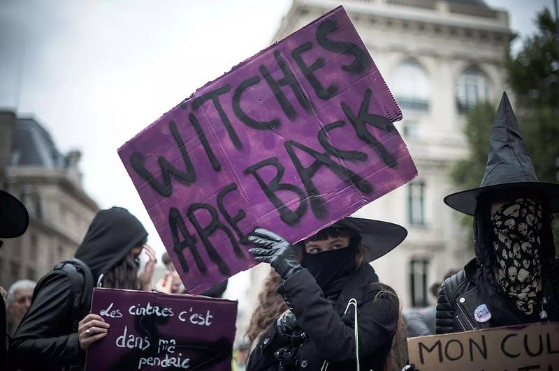 Sorcières 2.0 : pourquoi les spiritualités féministes reviennent à l’âge des algorithmes ?