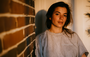 Manon Bril, l’histoire avec le sourire en coin