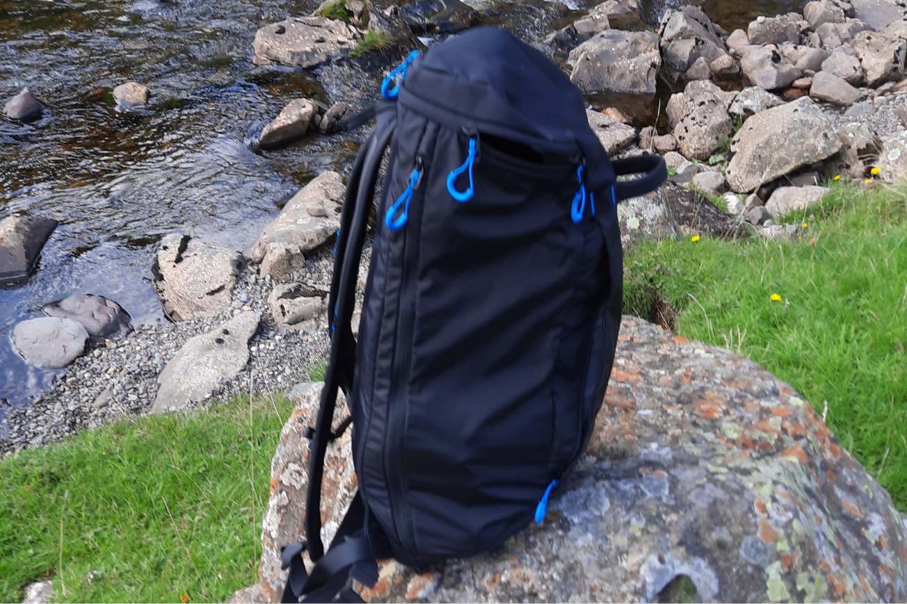 OEX Vallo Flow 30L Rucksack with padded laptop side pocket