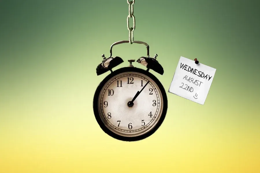 Source preview of Clock with Date: An analog clock accompanied by a note-like day/date display and a small smiley illustration