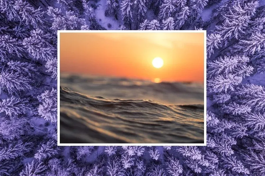 Source preview of Custom Slideshow Frame Rainmeter Skin credited to M4he