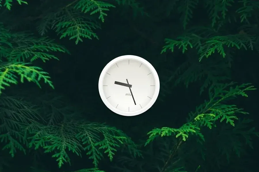 Source preview of MIUI Analog Clock: A MIUI-inspired analog clock with a dark material-style treatment and color switching described as a double-click at the center
