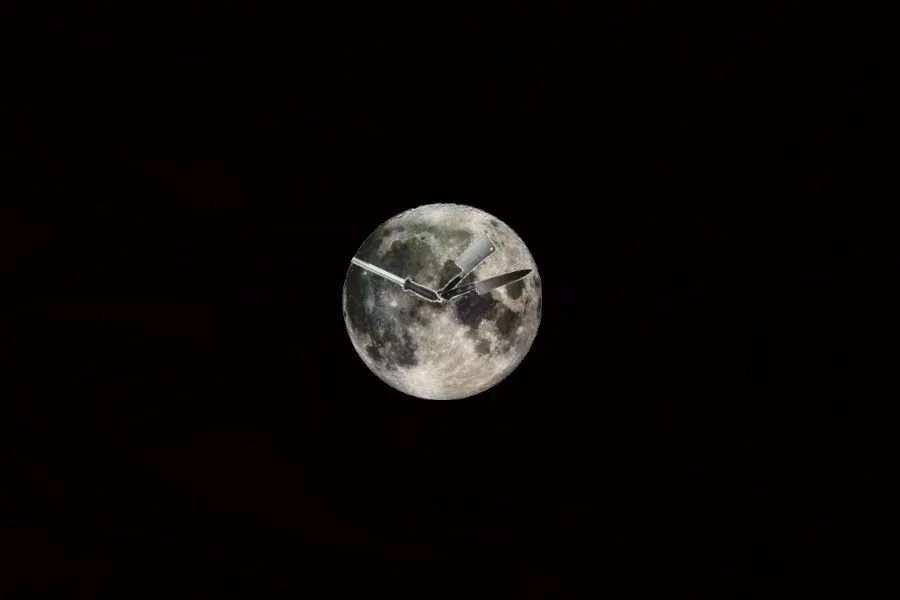 Source preview of Psycho: A planet-like clock face with a sword-shaped second hand, carving-knife minute hand and cleaver hour hand