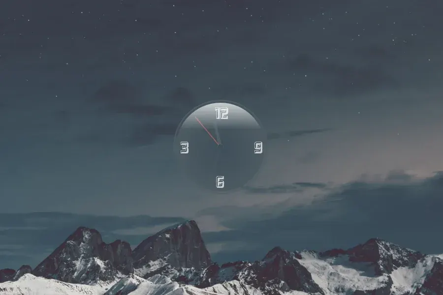 Source preview of Reverse Shape Clock: An inverted-shape analog clock whose source describes wallpaper-related color changes and manual color choice