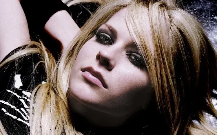 Avril Lavigne artist-focused wallpaper collection.