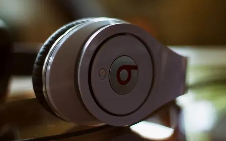 Beats headphone-themed wallpaper preview.