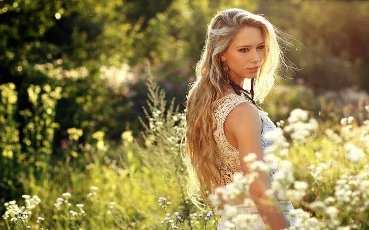 Wallpapers of women with smiling expressions, including blonde subjects.