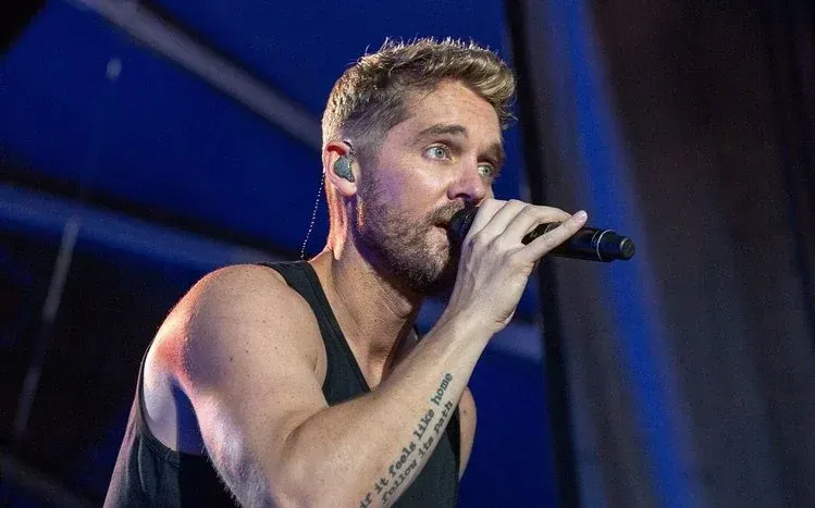 Brett Young singer and songwriter wallpaper collection.