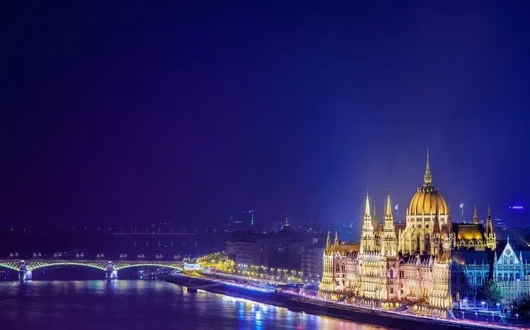 Wallpaper views of places in Budapest, Hungary.