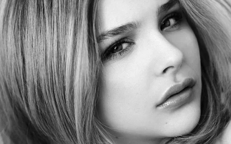 Chloë Grace Moretz photographs in an actress-focused wallpaper collection.