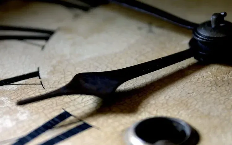 Static clock wallpapers with examples on a wooden wall, on a table, and in a street.