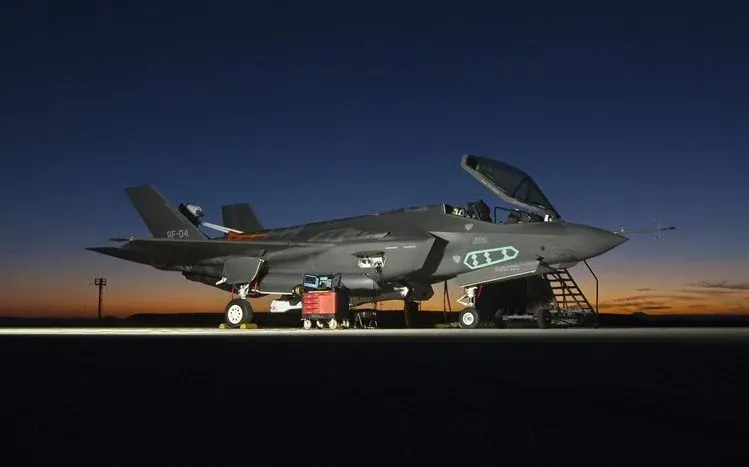 F-35 Lightning II stealth fighter aircraft wallpaper collection.
