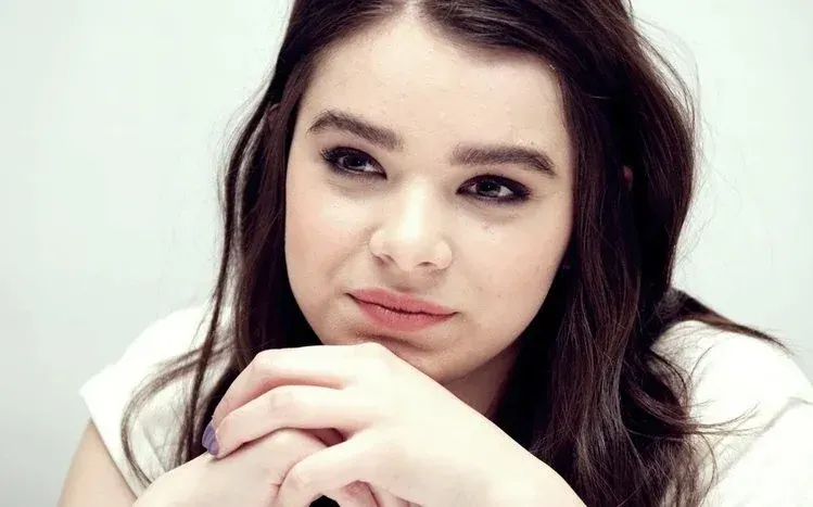 Hailee Steinfeld wallpaper collection featuring images of the actress and singer.
