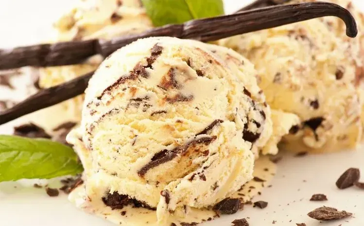 A dessert-themed collection of 15 ice cream wallpapers.