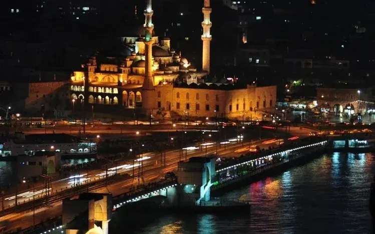 Istanbul city wallpapers showing streets and scenery near the water.