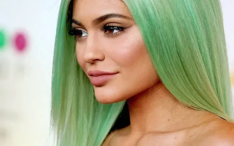Kylie Jenner wallpapers emphasizing her styling and hair.