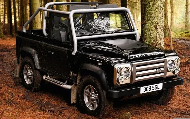 Land Rover vehicle images in a brand-focused automotive wallpaper collection.