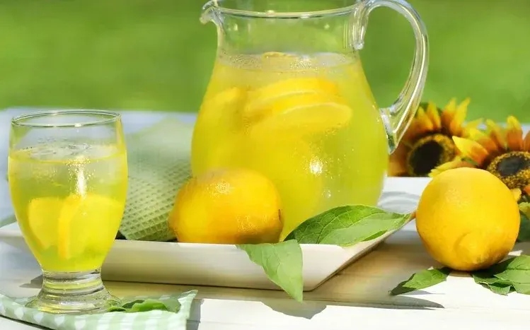 Lemon wallpapers showing both the fruit’s exterior and its interior.
