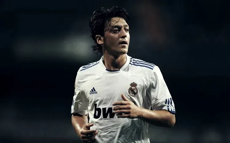 Footballer Mesut Ozil wallpaper collection.