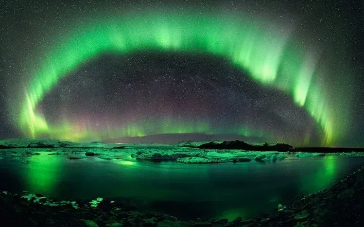 Northern Lights Windows wallpaper theme — source gallery preview