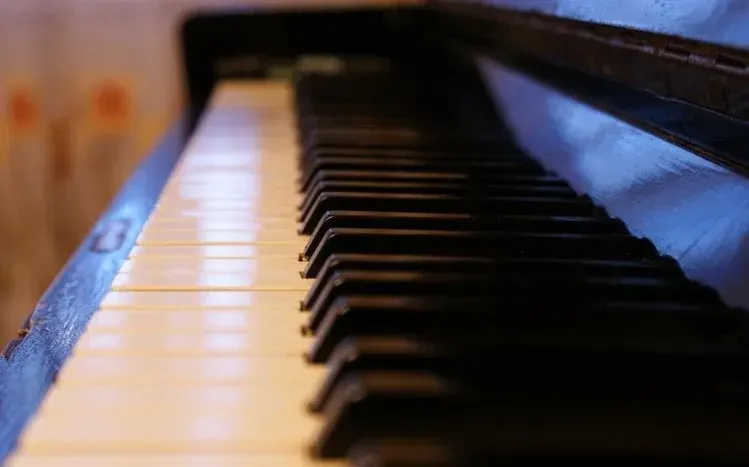 Piano-themed wallpapers with attention to the instrument's keys.