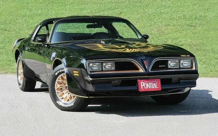 Pontiac car images in a brand-focused automotive wallpaper collection.