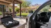 Ilustración de una estructura de sombra en un patio trasero de Arizona, un automóvil estacionado y un dron de consumo que…