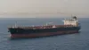 Un buque cisterna de petróleo crudo sin marca se encuentra en alta mar bajo la luz difusa del día, cerca del Estrecho de Ormuz.