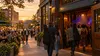 Os turistas chegam a uma animada sala de espetáculos americana numa rua principal ao pôr do sol.